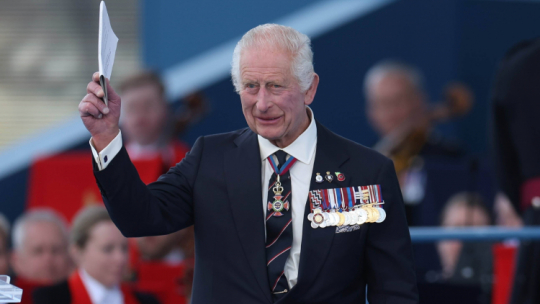 Karol III podczas obchodów D-Day.  PAP/EPA/Neil Hall/Pool