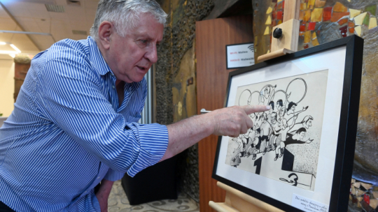 Lesław Ćmikiewicz na otwarciu wystawy karykatur autorstwa Edwarda Ałaszewskiego, fot. PAP/P. Nowak