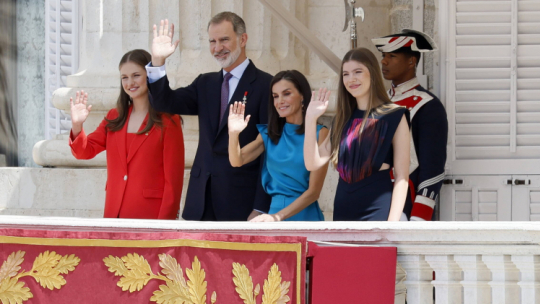 Król Filip VI (2-L), królowa Letizia, księżniczka Leonor z Asturii (L) i księżniczka Sofia (P) na balkonie Pałacu Królewskiego podczas 10. rocznicy koronacji w Madrycie. PPA/EPA/Ballesteros
