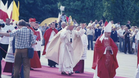 Pierwsza pielgrzymka papieża Jana Pawła II do Polski -msza święta na placu Zwycięstwa: Ojciec Święty (C), prymas Polski kardynał Stefan Wyszyński (w purpurowym birecie). Warszawa, 02.06.1979. Fot. PAP/A. Kossobudzki