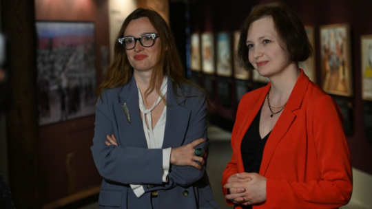 Kuratorki wystawy "(po)ŻYDOWSKIE. Sztetl Opatów oczami Majera Kirszenblata" w Muzeum POLIN dr Natalia Romik (L) i dr Justyna Koszarska-Szulc. Fot. PAP/R. Pietruszka