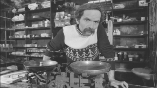 Bohdan Smoleń w swoim sklepie zoologicznym. Poznań, 25.01.1986. Fot. PAP/Z. Staszyszyn