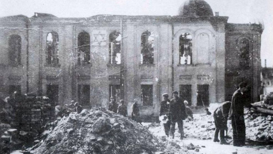Wielka Synagoga w Białymstoku po zniszczeniu przez Niemców. 1941 r. Źródło: Wikimedia Commons