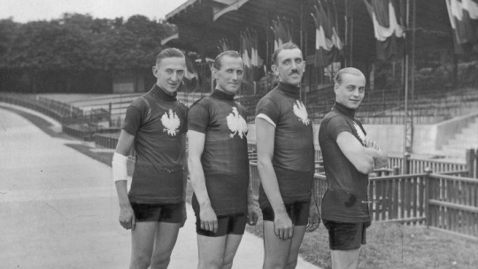 Reprezentacja Polski w kolarstwie na Letnich Igrzyskach Olimpijskich w Paryżu. Zdobywcy srebrnego medalu na dystansie 4000 m drużynowo. Od lewej: Tomasz Stankiewicz, Jan Łazarski, Franciszek Szymczyk, Józef Lange. 1924 r. Fot. NAC