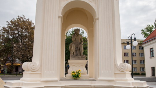 Kapliczka z rzeźbą Chrystusa Frasobliwego w Lublinie. Źródło: wikipedia.pl