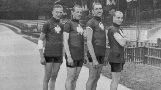 Reprezentacja Polski w kolarstwie na Letnich Igrzyskach Olipijskich. Zdobywcy srebrnego medalu na dystansie 4000 m drużynowo. Od lewej: Tomasz Stankiewicz, Jan Łazarski, Franciszek Szymczyk, Józef Lange. Fot. Narodowe Archiwum Cyfrowe.