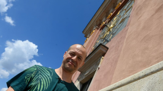 Opiekun zegara na wieży Zamku Królewskiego w Warszawie - Bartłomiej Górski. Fot. PAP/P. Nowak