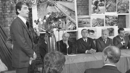 Uroczystość zakończenia pierwszego etapu odbudowy i przekazania bryły Zamku Królewskiego. Na zdjęciu: przemawia dyrektor Teatru Narodowego Adam Hanuszkiewicz; za stołem prezydialnym, od lewej: generalny projektant odbudowy Zamku prof. Jan Bogusławski, dyrektor Instytutu Historycznego UW Aleksander Gieysztor, szef URM Janusz Wieczorek, prezydent Warszawy Jerzy Majewski, I sekretarz Komitetu Warszawskiego PZPR i przewodniczący Obywatelskiego Komitetu Odbudowy Zamku Józef Kępa. Lipiec 1974 r. Fot. PAP/J. Morek