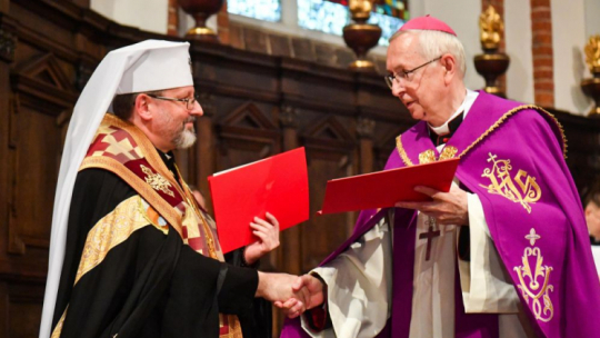 Kościelne obchody 80. rocznicy zbrodni wołyńskiej. Przewodniczący KEP abp Stanisław Gądecki (P) i zwierzchnik Ukraińskiego Kościoła Greckokatolickiego abp Światosław Szewczuk (L) podczas nabożeństwa Słowa w archikatedrze warszawskiej podpisali wspólne oświadczenie pt. "Przebaczenie i pojednanie". Warszawa, 07.07.2023. Fot. PAP/A. Lange