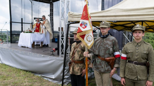 Wiec pamięci przy pomniku upamiętniającym bitwę Armii Krajowej z Niemcami w podwileńskich Krawczunach. 13.07.2024. Fot. PAP/V. Doveiko