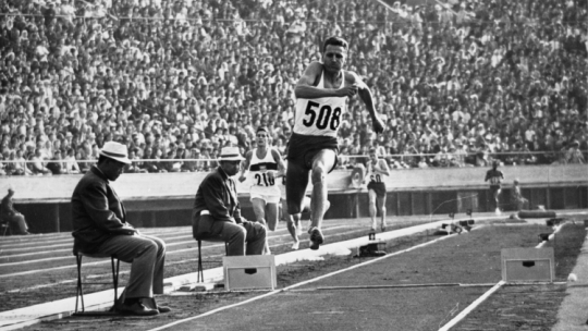 Letnie Igrzyska Olimpijskie w Tokio w 1964 r. Józef Szmidt w trójskoku. Wynikiem 16,85 m pobił rekord olimpijski i zdobył złoty medal./PAP