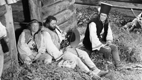 Witold Pyrkosz (Jędruś Pyzdra), Bogusz Bilewski (Waluś Kwiczoł) i Marek Perepeczko, odtwórca głównej roli na planie filmu "Janosik", fot. PAP/M. Sochor