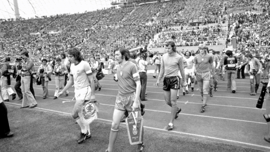 Mecz Polska - Brazylia. N/z: przed meczem po prawej Kazimierz Deyna, Jan Tomaszewski i Jerzy Gorgoń. Na czele Brazylii jej kapitan Marinho Peres. Fot. PAP/CAF/Stanisław Jakubowski 