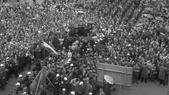 Tłum zgromadzony na uroczystości zakończenia pierwszego etapu odbudowy i przekazania bryły Zamku Królewskiego 19 lipca 1974 r. O godzinie 11.15 ponownie ruszyły wskazówki zegara zamkowego. Fot. PAP/Z. Wdowiński