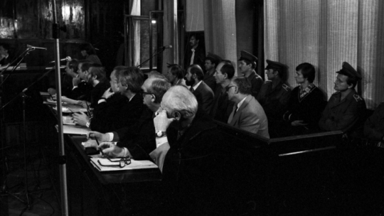 Proces w sprawie śmierci Grzegorza Przemyka, maturzysty pobitego przez funkcjonariuszy MO w komisariacie przy ul. Jezuickiej na Starym Mieście. Czerwiec 1984 r. Fot. PAP/W. Frelek