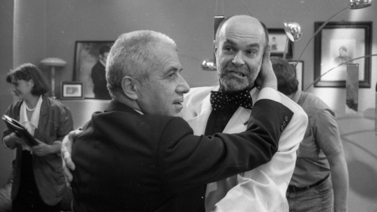 Realizacja komedii pt. „Obcy musi fruwać” w atelier Wytwórni Filmów Fabularnych we Wrocławiu.  Na zdjęciu Zbigniew Zapasiewicz jako krytyk Przywilej (L) i Edwin Petrykat jako reżyser niemiecki, 1992 r. PAP/Adam Hawałej 