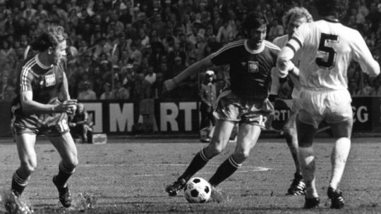 Napastnik Grzegorz Lato obserwujący walczącego o piłkę Kazimierza Deynę. Fot. PAP/CAF-Stanisław Jakubowski