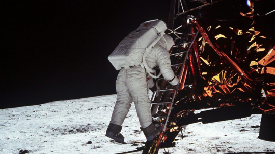 Na archiwalnym zdjęciu - amerykański astronauta, pilot lądownika, Edwin E. Aldrin sfotografowany przez dowódcę statku Apollo 11 Neila A. Armstronga 20 lipca 1964 r. , gdy po stopniach lądownika schodzi na powierzchnię Księżyca. PAP/EPA /NASA