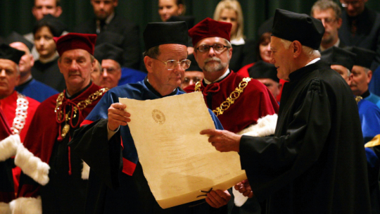 Prof. Jerzy Borejsza podczas uroczystości nadania tytułu Honoris Causa prezydentowi Republiki Litewskiej Valdasowi Adamkusowi (P) na inauguracji roku akademickiego Uniwersytetu Mikołaja Kopernika w Toruniu w 2007 r. Fot. PAP/P. Ulanowski.
