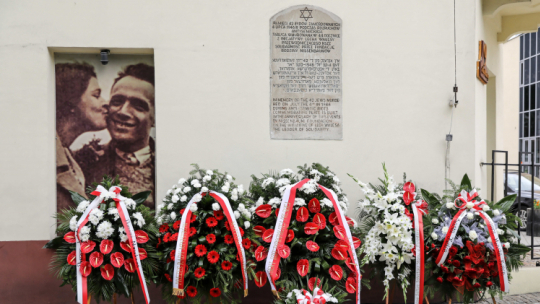 Tablica pamiątkowa na ścianie domu, w okolicach którego doszło do pogromu żydowskich mieszkańców Kielc w lipcu 1946 roku, fot. PAP/A. Kumorowicz