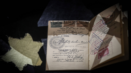 Jedna z fałszywych wiz wystawiona przez Aristidesa Sousę Mendesa. Fot.  PAP/EPA/M. Cruz.