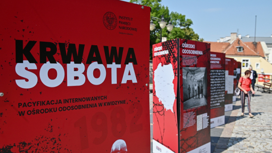 Wystawa o "krwawej sobocie", czyli brytalnym pobiciu internowanych w ośrodku w Kwidzynie, fot. PAP/M. Gadomski 