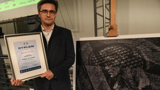 Zdobywca Grand Prix Robert Jarosz podczas gali finałowej konkursu fotograficznego „Pamięć »W« kadrze”. Konkurs odbywa się w ramach obchodów 79. rocznicy Powstania. PAP/Piotr Nowak