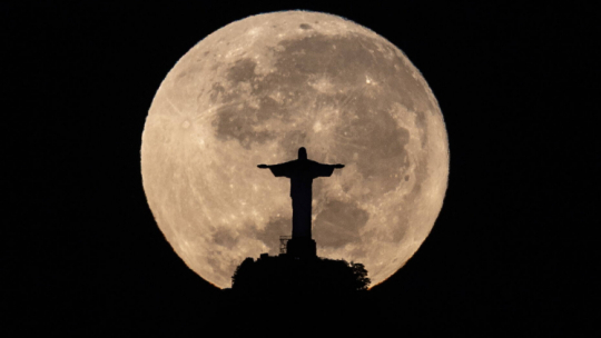 Wschód Księżyca nad Rio de Janeiro w maju 2024 r. Fot. PAP/EPA/A. Lacerda