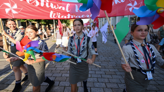Korowód „Zakręceni na Kielce” w ramach 51. Międzynarodowego Harcerskiego Festiwalu Kultury Młodzieży Szkolnej w Kielcach. Fot. PAP/P. Polak 