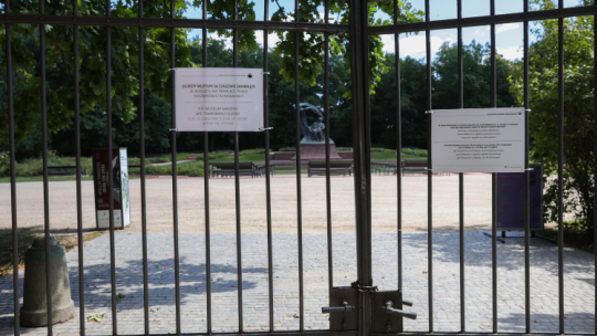 Zamknięta brama Łazienek Królewskich. Fot. PAP/T. Gzell