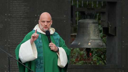 O. Adam Szustak podczas polowej mszy świętej sprawowanej w ramach spotkania pod hasłem „«W» jak wiara” w Parku Wolności na terenie Muzeum Powstania Warszawskiego w organizowanym w związku z 80. rocznicą śmierci kapelana Powstania bł. Michała Czartoryskiego i 25. rocznicą jego beatyfikacji nabożeństwie wzięli udział Powstańcy, harcerze i mieszkańcy stolicy. Fot. PAP/P. Supernak