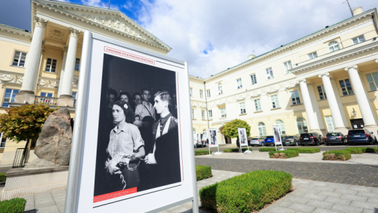 63 dni wolności - wystawa poświęcona życiu codziennego podczas Powstania Warszawskiego, otwarta przed Mazowieckim Urzędem Wojewódzkim, fot. PAP, Sz. Pulcyn 