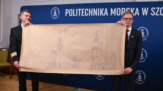 Prorektor ds. nauki PM Artur Bejger (L) i dyrektor Archiwum Państwowego w Szczecinie Krzysztof Kowalczyk (P) podczas uroczystości przekazania planów architektonicznych budynku przy Wałach Chrobrego w Szczecinie. Fot. PAP/M. Bielecki