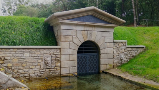 Portal wylotu Sztolni Głębokiej Fryderyk. Fot. Gabriel Wilk. Źródło: Wikimedia Commons