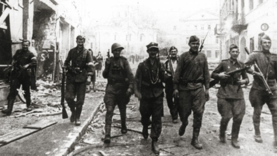 Walki o wyzwolenie Wilna: patrol żołnierzy Armii Krajowej i sowieckich na ulicy Wielkiej. Źródło: Wikimedia Commons