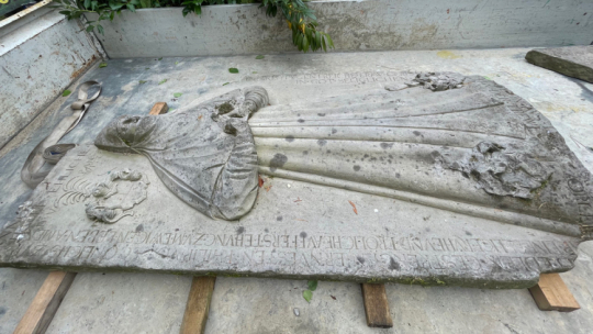 Odnaleziona płyta nagrobna. Fot. portal KWP w Szczecinie.