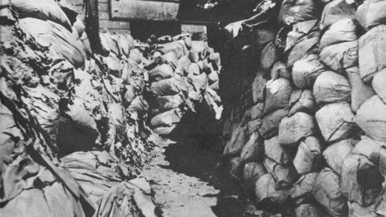 Barykada w Alejach Jerozolimskich. Fot. Edward Serwański "Życie w powstańczej Warszawie. Sierpień-wrzesień 1944" Warszawa 1965.