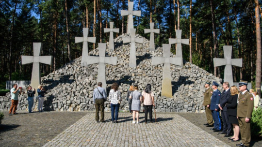 Obchody Święta Wojska Polskiego: złożenie kwiatów i zapalenie zniczy na Polskim Cmentarzu Wojennym w Kijowie-Bykowni. 15.08.2024. Fot. PAP/V. Musiienko
