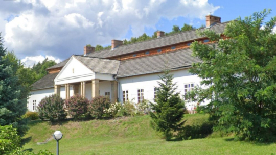 Dwór z Drogini, Muzeum Małopolski Zachodniej w Wygiełzowie. Źródło: Google Maps – Street View