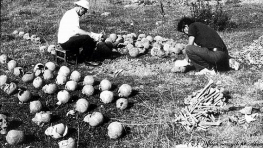 Ekshumacja ofiar z mogił zbiorowych w Woli Ostrowieckiej pow. lubomelski na Wołyniu, 1992 r. Fot. AIPN