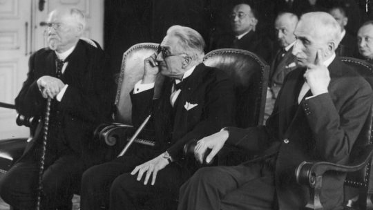 Laureaci nagród m.st. Warszawy za rok 1934 r. (siedzą od lewej): prof. Ludwik Krzywicki (nagroda naukowa), prof. Felicjan Szopski (nagroda muzyczna), prof. Szymon Askenazy (nagroda literacka). Fot. Narodowe Archiwum Cyfrowe.