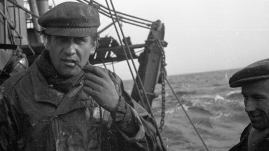 Rok 1948. Korzystając z łagodnej zimy na połów dalekomorski na Morze Północne wyruszył trawler Ławica, należący do Towarzystwa Połowów Dalekomorskich Ławica. Rybacy na pokładzie, z lewej starszy rybak Franciszek Ślęzak zwany Długim Frankiem. Fot. mb/mgs PAP