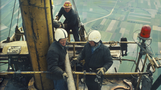 Konserwacja masztu radiowego nadajnika długofalowego Programu I Polskiego Radia w Konstantynowie w 1978 r. Fot. PAP/J. Morek