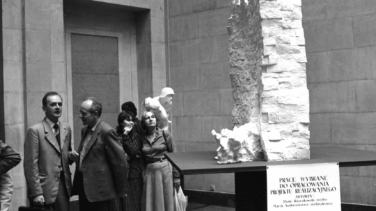 Zwycięski projekt Pomnika Powstania Warszawskiego rzeźbiarza Piotra Rzeczkowskiego i architekta Marka Ambroziewicza prezentowany na wystawie pokonkursowej odbywającej się w Muzeum Narodowym w dniach 8 maja - 8 czerwca 1984 r. Fot. PAP/Z. Matuszewski
