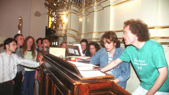 Niemiecki organista prof. Bernhard Haas (P) uczy tajników gry na organach, 2008 r. PAP/Zdzisław Lenkiewicz 