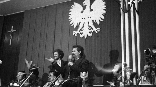 Lech Wałęsa w sali BHP Stoczni Gdańskiej podczas strajku w sierpniu 1980 r., fot. PAP/CAF/S. Kraszewski