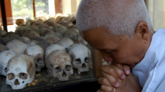 Czaszki w masowym grobie na Polach Śmierci będącym mauzoleum ofiar ludobójstwa w Cheoung Ek, 15 km na południowy zachód od Phnom Penh. „Pola Śmierci" w Cheoung Ek były głównym miejscem egzekucji ofiar reżimu Pol Pota. W całej Kambodży według różnych ocen zginęło za jego rządów od miliona do 2 milionów ludzi. Fot. PAP/EPA/T.C. Sothy