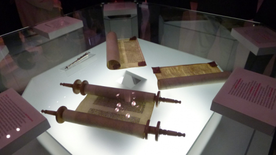 Fragment ekspozycji w Muzeum Żydów Mazowieckich w odremontowanej XIX-wiecznej synagodze. Fot. PAP/M. Bednarski