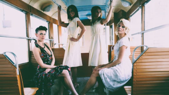 Modelki ubrane w odzież wyprodukowaną przez nie istniejący już ZPO Dana. PAP/Marcin Bielecki