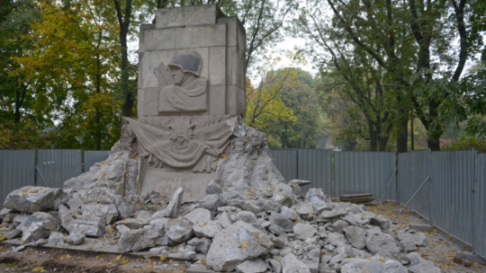 Pomnik wdzięczności żołnierzom Armii Radzieckiej w Parku Skaryszewskim w Warszawie tuż przed demontażem, fot. PAP/J. Kamiński